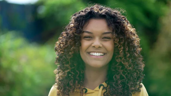 Portret Szczęśliwej Czarnej Dziewczyny Dwudziestce Uśmiechniętej Kamery Afroamerykańska Latynoska Młoda — Zdjęcie stockowe