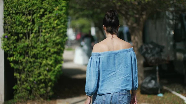 Detrás Mujer Madura Caminando Calle Verde Ciudad Una Mujer Mediana —  Fotos de Stock