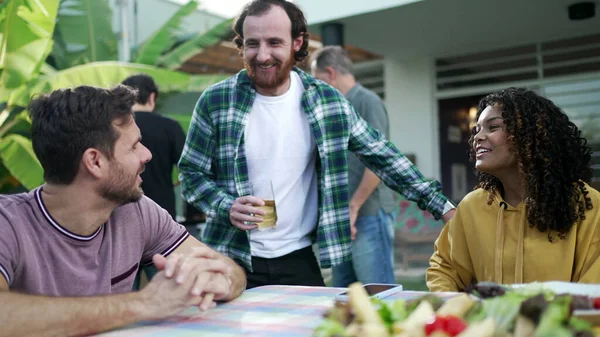 Amigos Conversando Aire Libre Casa Barbacoa Patio Trasero Diverso Grupo — Foto de Stock