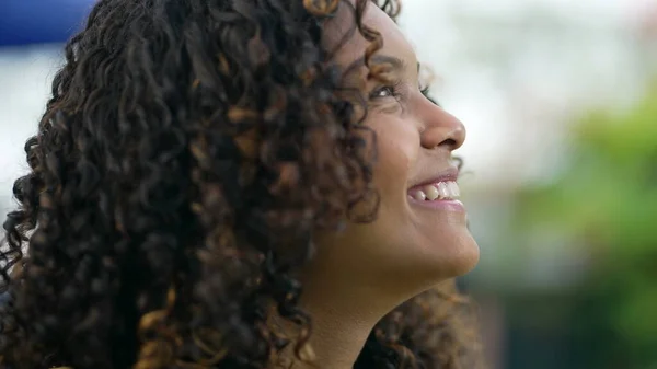 Una Joven Negra Mirando Cielo Sonriendo Con Esperanza Espiritual 20S —  Fotos de Stock