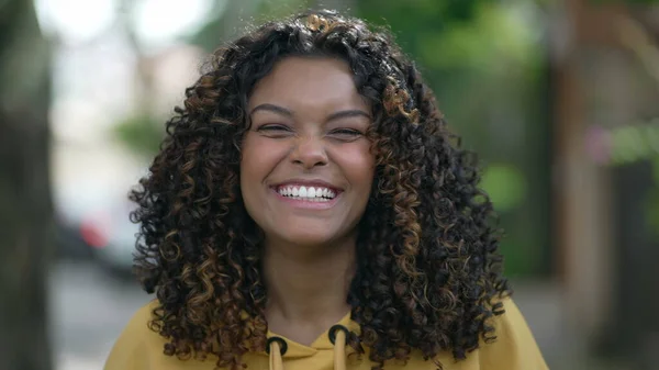 Šťastná Černoška Usmívá Portrét Radostné Afroamerické Mladé Ženy Kudrnatými Vlasy — Stock fotografie