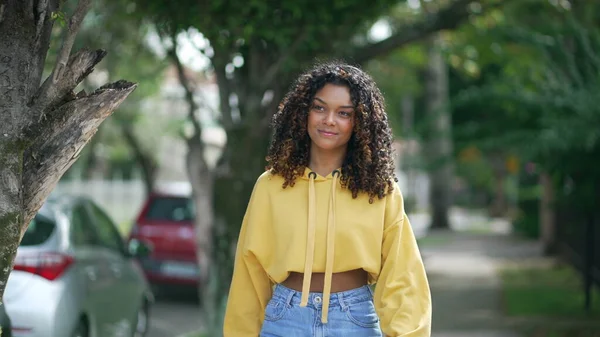 Szczęśliwa Brazylijka Chodząca Ulicą Uśmiechnięta Radosna Afroamerykanka Dwudziestce Idzie Przodu — Zdjęcie stockowe