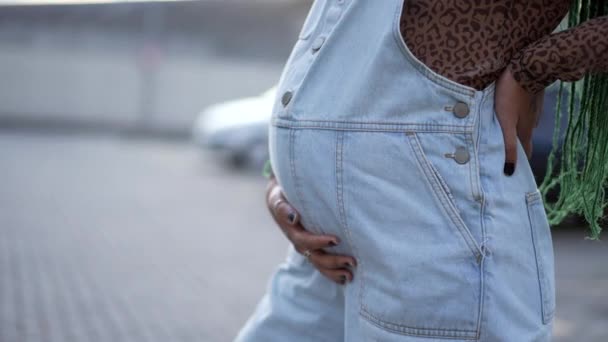 Одна Беременная Черная Женщина Закрывает Руку Ласкающей Живот — стоковое видео