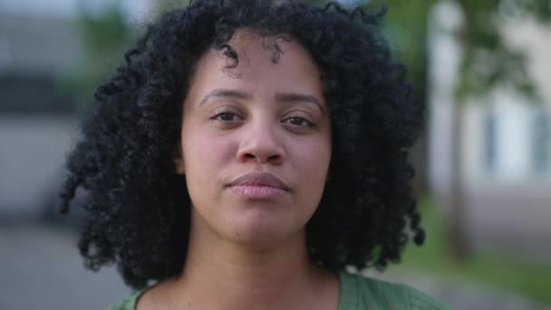 Jeune Femme Latina Regardant Caméra Une Femme Afro Américaine Brésilienne — Video