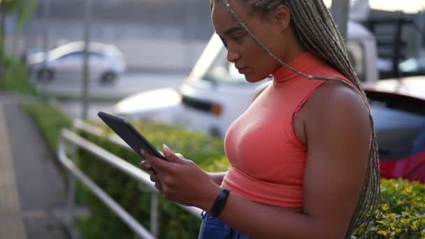 Чорна Молода Жінка Стоїть Зовні Тримає Планшетний Пристрій — стокове відео