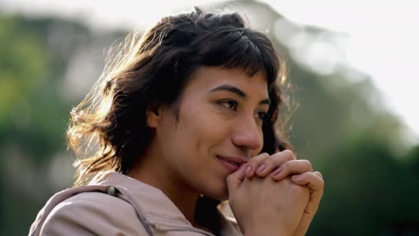 Mulher Feliz Abrindo Olhos Meditação Sentindo Paz Tranquilidade Uma Menina — Vídeo de Stock