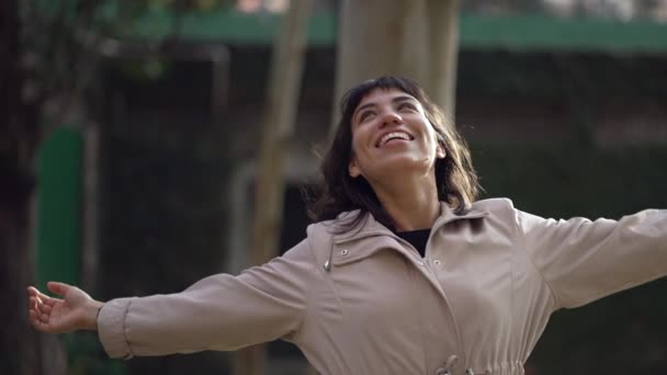 Uma Menina Latina Hispânica Desfrutando Vida Positivo Jovem Mulher Braços — Vídeo de Stock