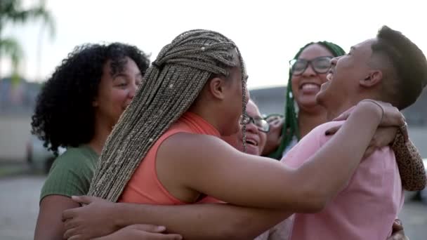 Счастливые Бразильцы Обнимаются Южноамериканская Семья Любит Стоять Открытом Воздухе Радостная — стоковое видео