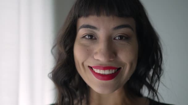 Портрет Бразильской Женщины Улыбкой Коренных Народов Счастливый Латиноамериканец — стоковое видео