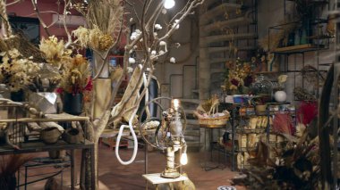 Süslü Çiçek Dükkanı 'nın içi. Küçük bir iş yeri stüdyosu. Dekorasyon düzenlemeleri ve hediyeler. Ev bitkilerinin hizmet ve satışları 3.