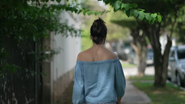 Detrás Mujer Madura Caminando Calle Verde Ciudad Una Mujer Mediana —  Fotos de Stock