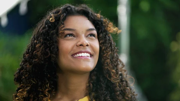 Joven Mujer Esperanzada Mirando Cielo Con Una Persona Afroamericana Feliz — Foto de Stock