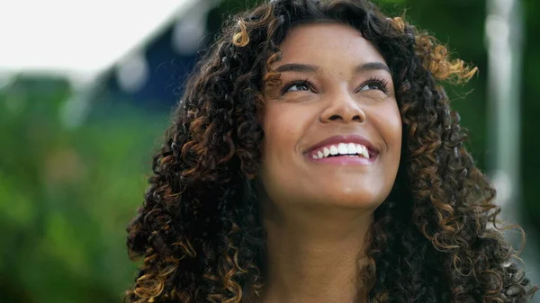 아프리카 미국인 여성이 웃으며 하늘을 올려다 얼굴을 감쌌습니다 희망적 — 스톡 사진