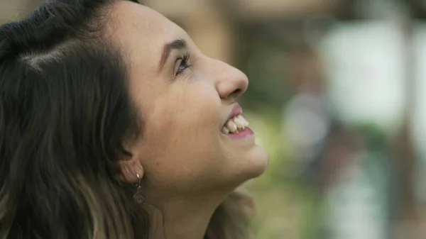Счастливая Женщина Крупным Планом Смотрит Небо Улыбаясь Одна Обнадеживающая Латиноамериканка — стоковое фото