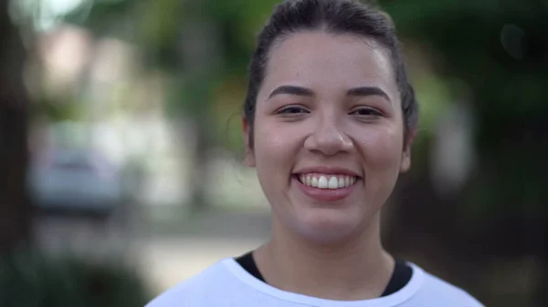 Egy Brazil Spanyol Fiatal Közeledik Kamera Felé Dél Amerikai Lány — Stock Fotó