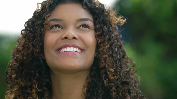 Feliz Joven Afroamericana Mujer Pie Aire Libre Mira Cielo Sonriendo — Foto de Stock