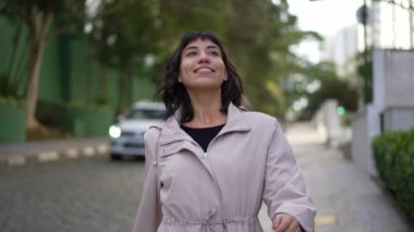 Neşeli İspanyol kız dışarıda yürüyor. Mutlu bir Güney Amerikalı kadın. Yürürken düşüncelere dalmış yerli özellikleri olan.