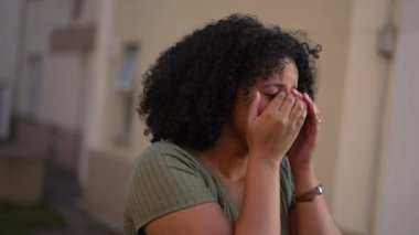 Ağlayan genç bir zenci kadın umutsuzlukla yüzünü kapatıyor. Ağlayan üzgün Afrikalı Amerikalı yetişkin kız.