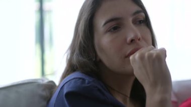 Hayatı derinden düşünen düşünceli genç bir kadın. Geçmişi düşünceli duygularla hatırlayan kişi yakın plan yüz portresi..