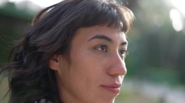 Sivrisineği eliyle sallayan kişi. Kadın dalgaları böceği.