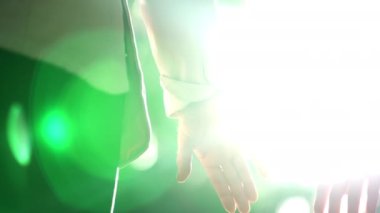 Birlikteki iki el arka planda güneş ışığıyla birleşiyor. UNION 'da yakın çekim eli