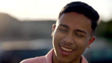 Neşeli bir İspanyol genç adam gülüyor.