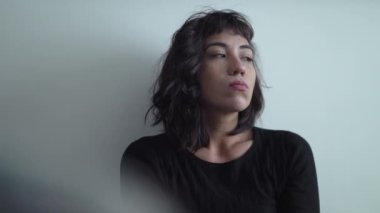 Duvara yaslanmış, ciddi bir ifadeyle düşünen düşünceli bir İspanyol. Düşünceli insan duyguları