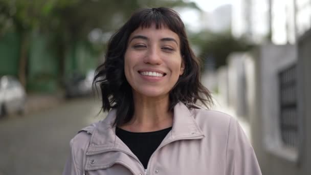 Lycklig Person Som Går Framåt Mot Kameran Ett Leende Sydamerikanskt — Stockvideo