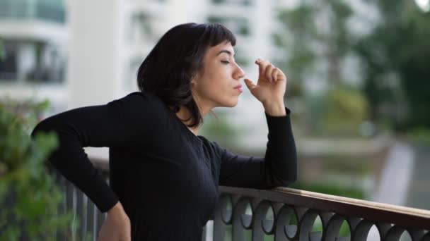 Νεαρή Γυναίκα Στέκεται Στο Μπαλκόνι Κοιτάζοντας Κάτω Παρακολουθώντας Γειτονιά — Αρχείο Βίντεο