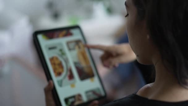 Mujer Desplaza Menú Aplicación Entrega Alimentos Ordenar Almuerzo Tableta Pantalla — Vídeos de Stock