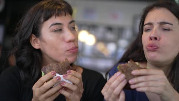 Folk Äter Snabbmat Till Lunch Restaurang Två Kvinnor Som Håller — Stockvideo
