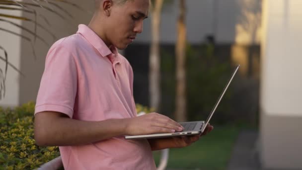 Jeune Homme Millénaire Utilisant Ordinateur Portable Debout Extérieur Tapant Sur — Video
