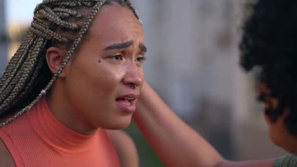 Розлючена Молода Афроамериканка Розпачі Ділиться Жахливою Новиною Другом Чорна Відчайдушна — стокове відео