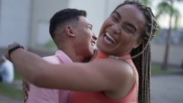Dos Amigos Felices Celebrando Reunión Hispanos Sudamericanos Abrazándose Sintiéndose Extáticos — Vídeo de stock