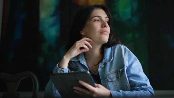 Mujer Pensativa Pensando Una Idea Mientras Sostiene Dispositivo Tableta Persona — Vídeos de Stock