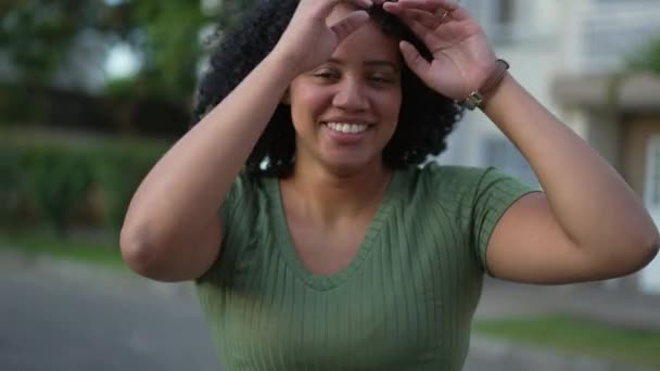 Одна Счастливая Бразильская Черная Женщина Вьющимися Волосами Стоящая Снаружи Улыбающаяся — стоковое видео