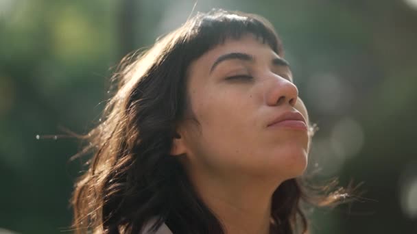 Femme Avec Les Yeux Fermés Dans Méditation Debout Extérieur Dans — Video