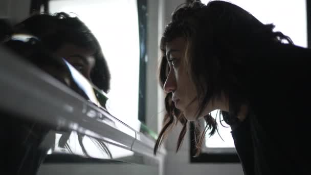 Kobieta Patrząca Siebie Lustrze Łazience Motywacyjna Koncepcja Osoby Wpatrującej Się — Wideo stockowe
