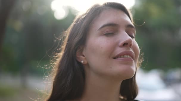 Медитативная Молодая Женщина Закрывает Глаза Созерцании Стоя Природе — стоковое видео
