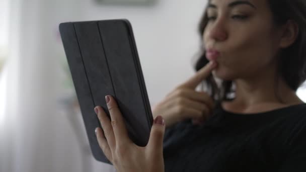 Kvinnan Håller Tabletten Obeslutsam Personen Väljer Att Handla Nätet Närbild — Stockvideo