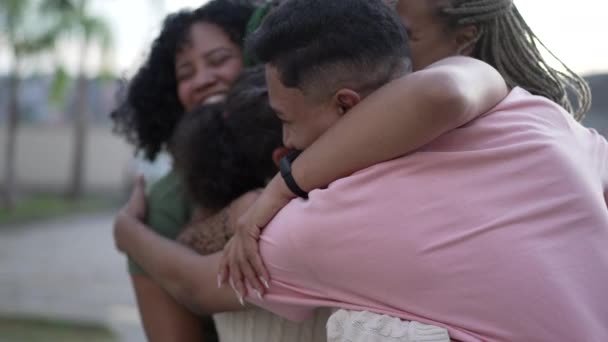 Bréziliens Heureux Embrasser Ensemble Famille Sud Américaine Embrasser Debout Extérieur — Video