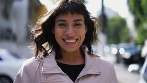 Una Brasileña Feliz Caminando Por Calle Urbana Una Alegre Persona — Vídeo de stock