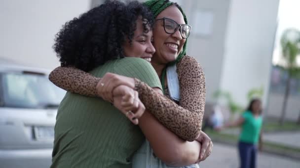 Две Счастливые Бразильские Черные Женщины Смеются Улыбаются Вместе Веселые Взрослые — стоковое видео