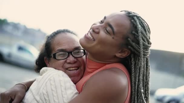 Radostná Starší Babička Dospělá Dcera Objímají Venku Jihoameričtí Brazilci Rodina — Stock video