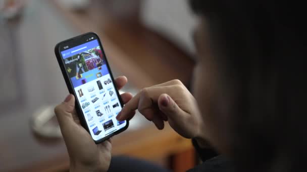 Ruce Držící Zařízení Smartphone Procházení Webové Stránky Hledání Domácích Položek — Stock video