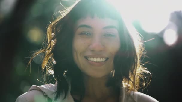 Portrét Brazilské Dívky Usmívající Kameru Zábleskem Slunce Pozadí Jihoamerická Mladá — Stock video