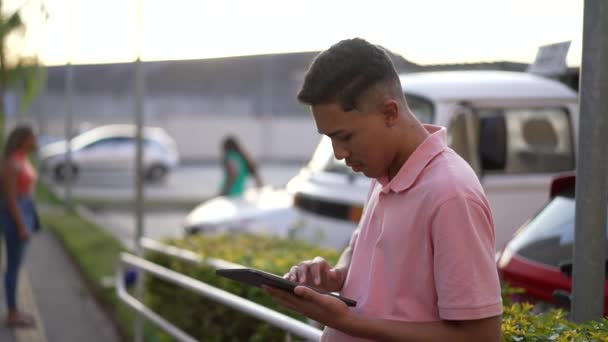 Один Латиноамериканец Стоит Улице Помощью Планшета Южноамериканский Бразилец Смотрит Современный — стоковое видео