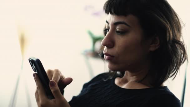 Une Femme Hispanique Touchant Écran Smartphone Souriant — Video