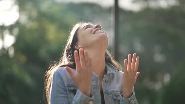 Agradecida Joven Espiritual Agradeciendo Dios Orando Cielo Sonriendo Feliz Persona — Vídeos de Stock