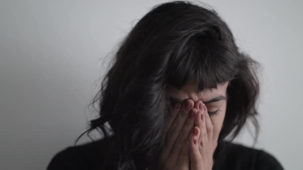 Une Jeune Femme Hispanique Blessée Ressent Une Douleur Émotionnelle Personne — Video